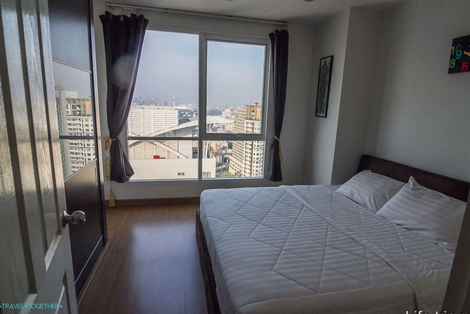 Голяма спалня с изглед към Банкок