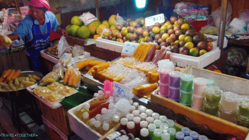 Пазарът на нощния пазар в Патая