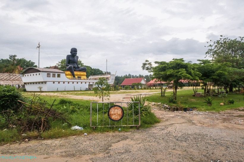 Огромната черна статуя на монах Луанг Пор на лодката е друг храм на Самуи
