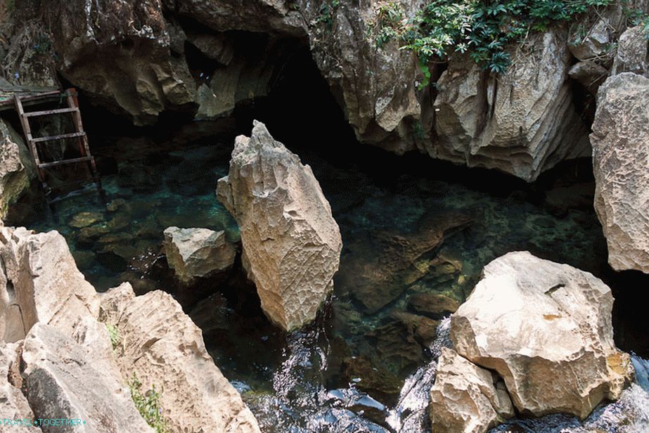 Лагуна близо до пещерата Чанг Чанг