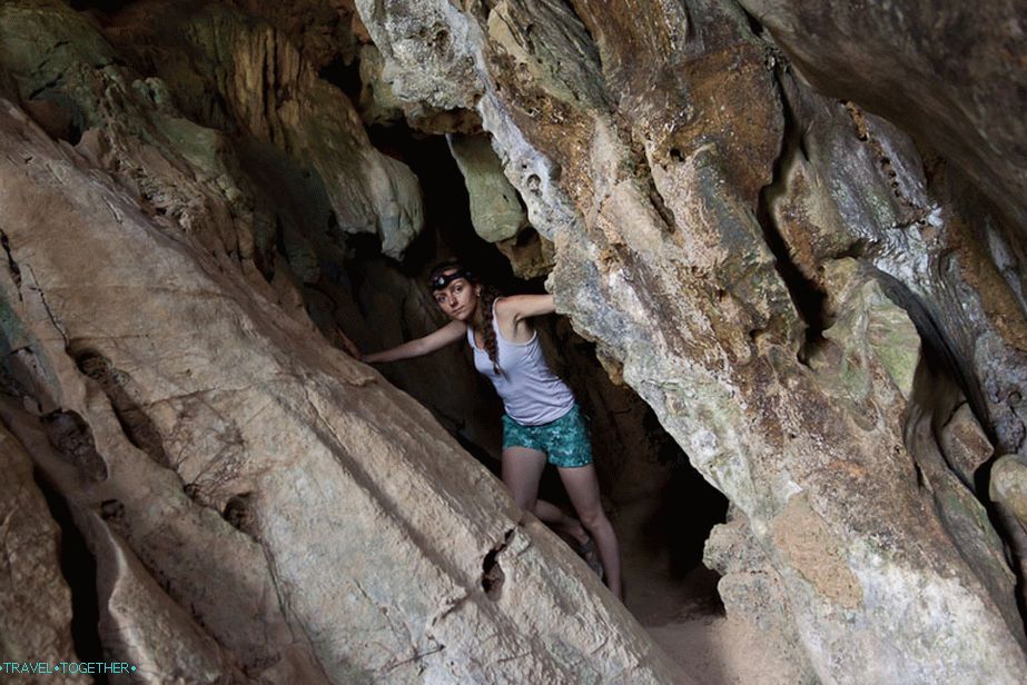 Близо до пещерата Tham Chang има мини пещери