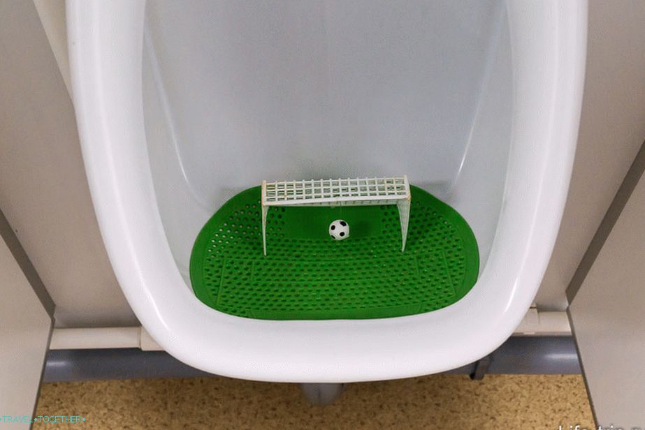 Тоалетна за футболни фенове, опитайте се да отбележите гол