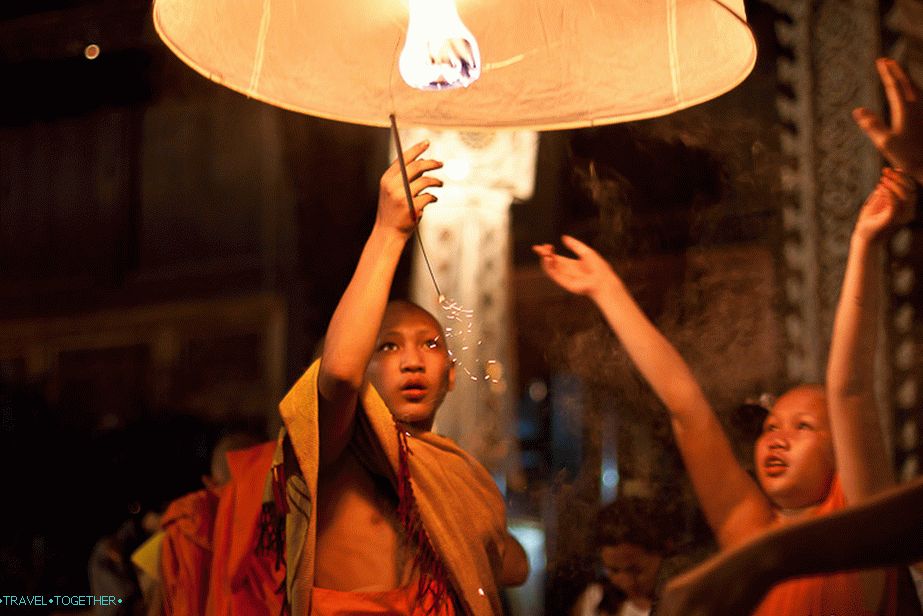 Децата изстрелват фенери в небето - Лой Кратонг и Yi Peng Festival