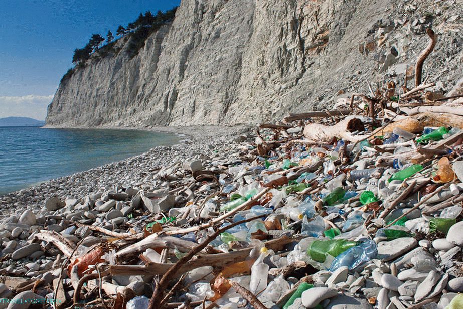 Отпадъци по дивите плажове на Черно море