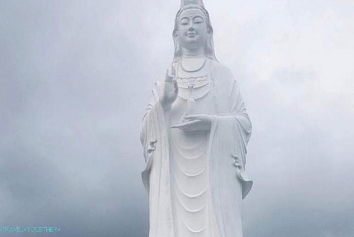 Дананг, статуя на жена Буда