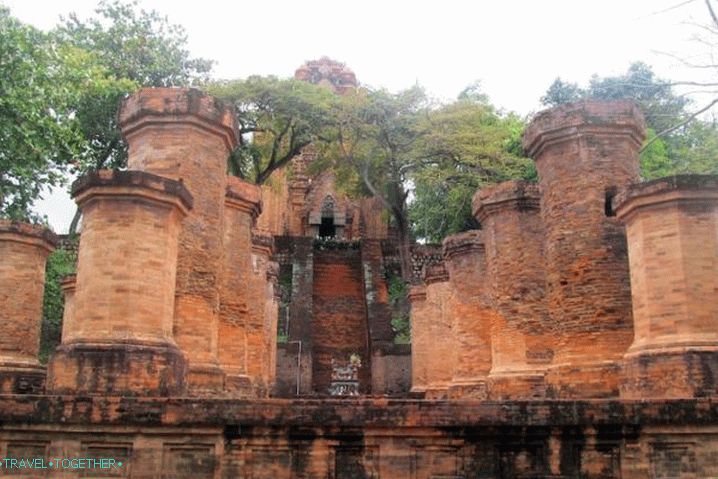 Нха Транг, Кулите на Тиам По Нагар