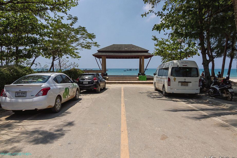 Плаж Клонг Муанг в ляво, в близост до хотел Шератон