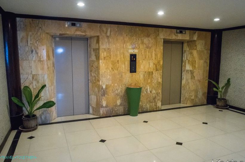 Сградата разполага с асансьори, така че хотелът е подходящ за тези с кош