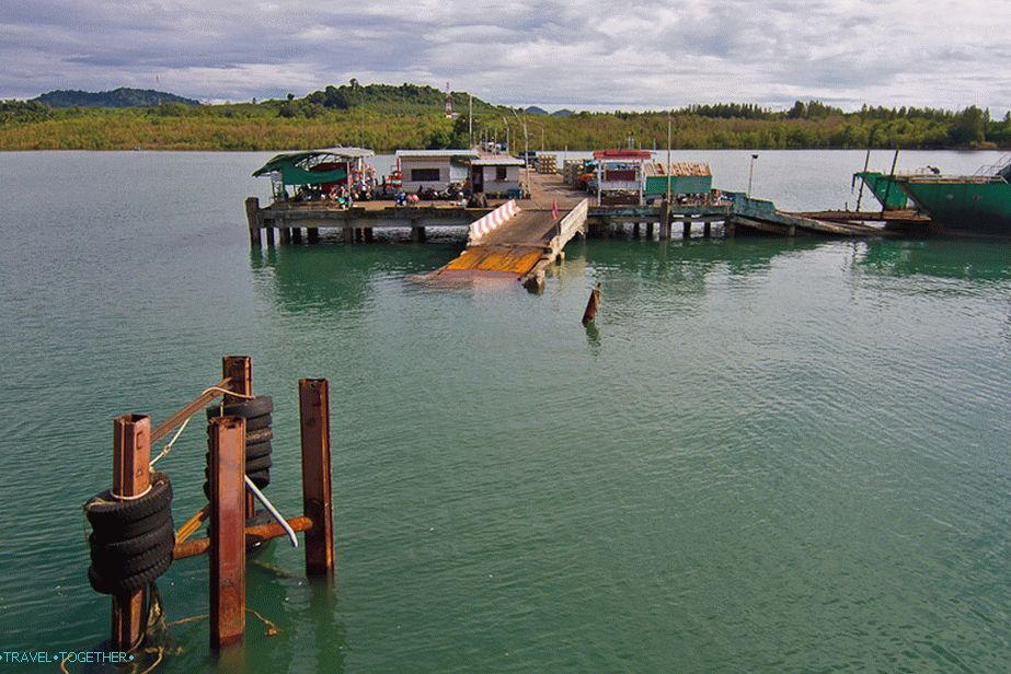 Център Poinit Ferry Pier на континента