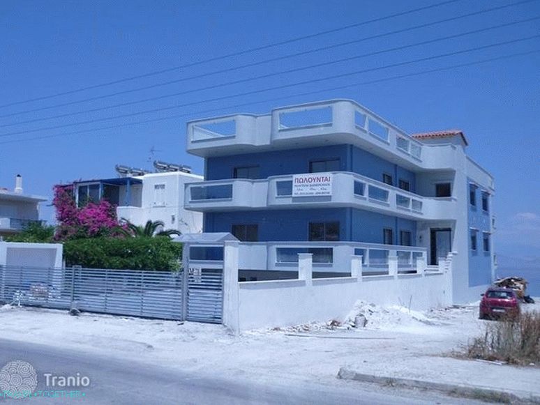 В Пелопонес има не само премия недвижими имоти. Например, апартаменти на брега на Коринтския залив могат да бъдат закупени за 70 хиляди евро.