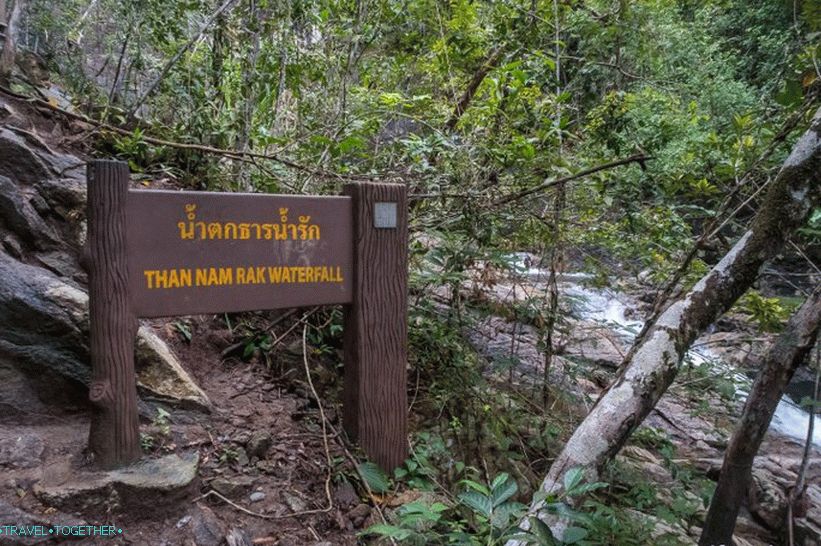 Това е там на речното корито на Tham Nam Rak Falls