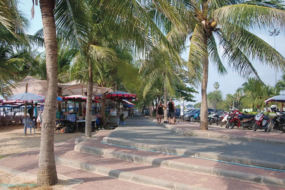Достъп до плажа от паркинга и палмовото платно