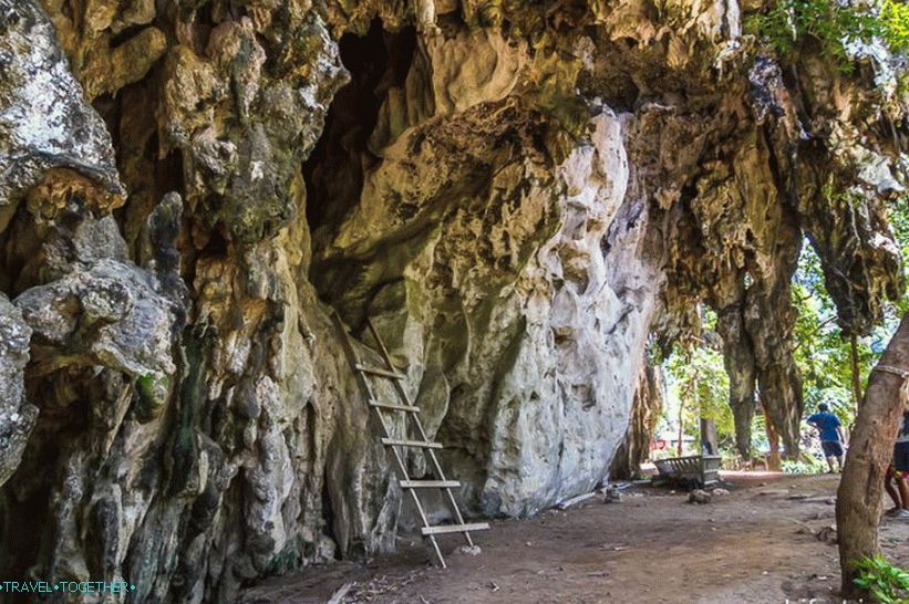Има и други по-малки по пътя към пещерата на Phranang Nai Cave
