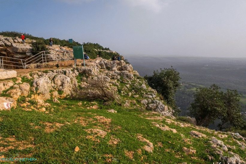 Страхотна скала в северната част на Израел - парк Adamit и пещерата Keshet