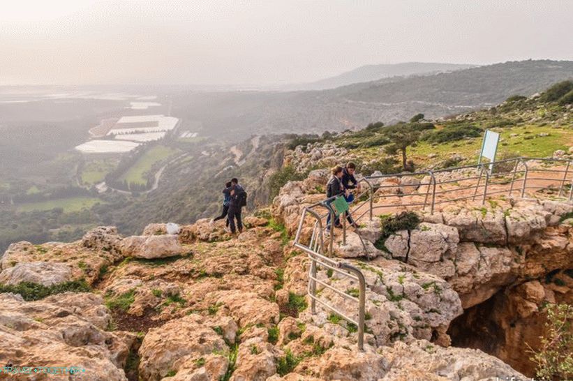 Страхотна скала в северната част на Израел - парк Adamit и пещерата Keshet