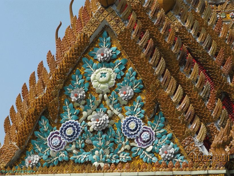 С лице към тайландския храм