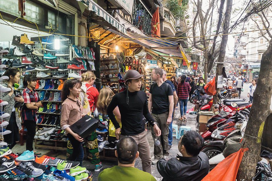 Обиколка на Ханой, улиците са пълни с търговци