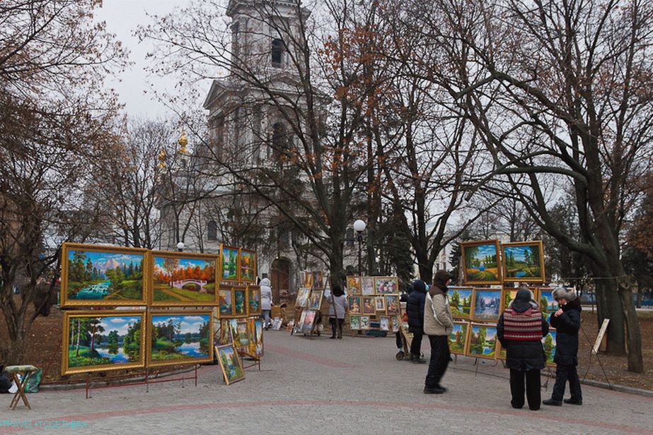 Вернисаж близо до катедралата