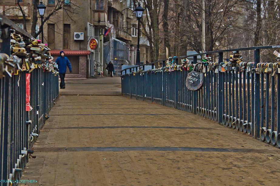 Висящите ключалки на моста се превърнаха в традиция във всяка страна