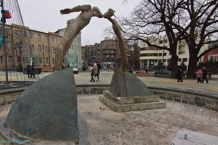 Паметник на любовници или сухи деца