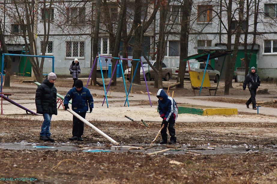 Децата играят в двора