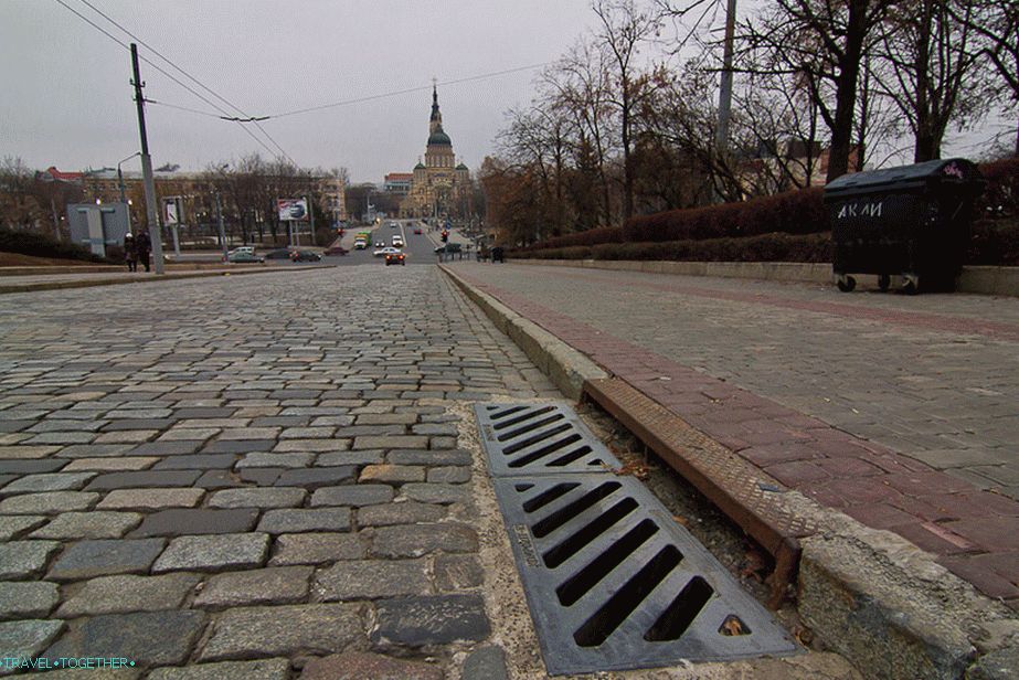 Каменна настилка в центъра на града