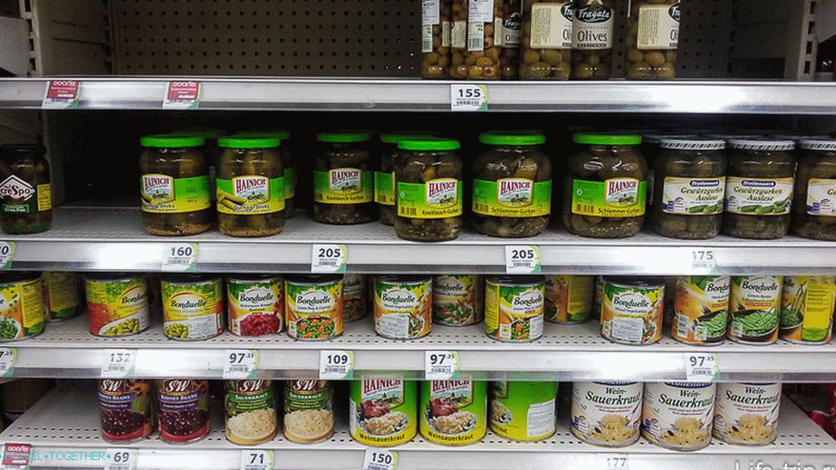 Маслини, кисели краставички, грах