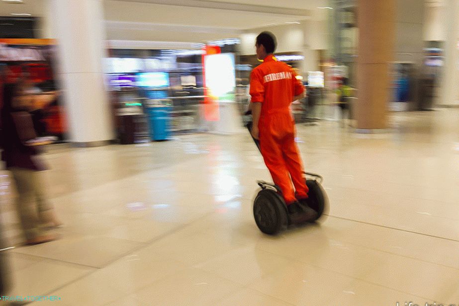 Служителите и охраната са преместени по segway