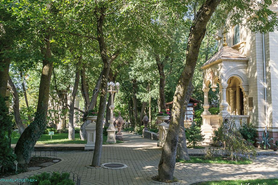 Изглед от входа на Стария парк в Кабардинка