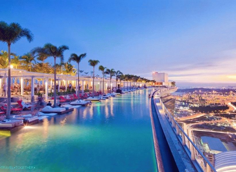 Самият хотел с басейн на покрива - Marina Bay Sands