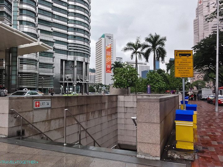 Вход към метрото LRT Куала Лумпур
