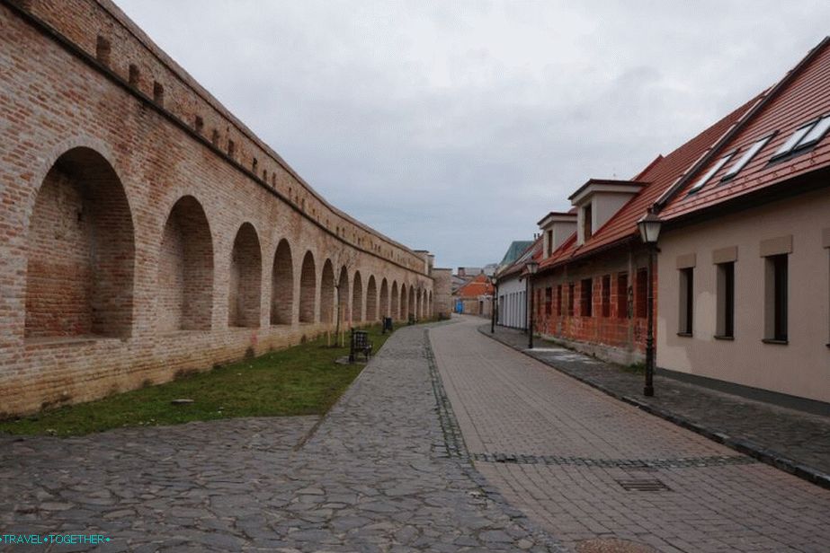 Средновековни стени в Трнава