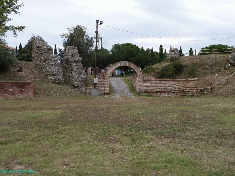 Руините на римския амфитеатър