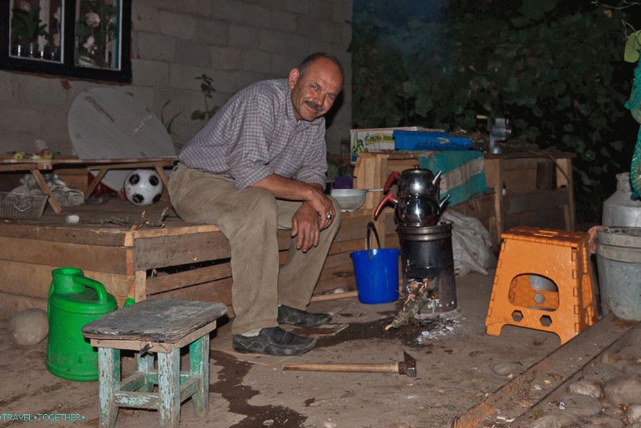 Бащата на семейството обича да пие чай от специален турски самовар