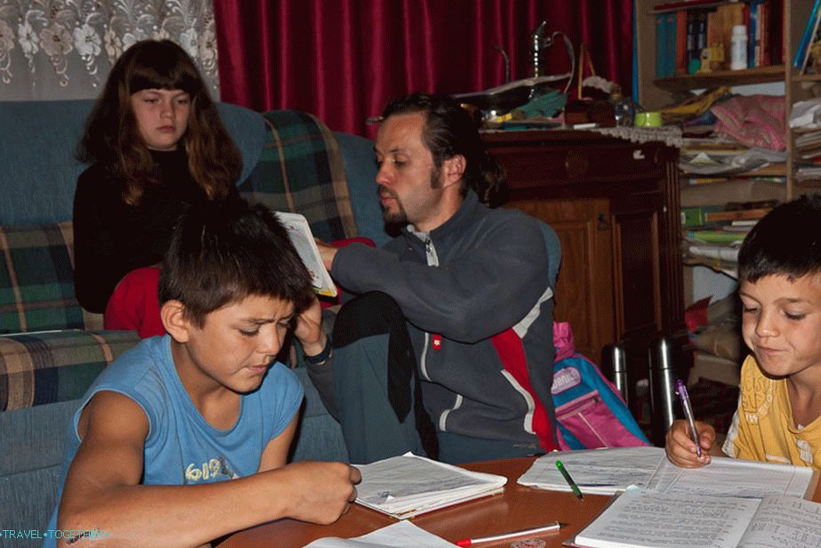Олег помага на децата да гризат гранита на науката