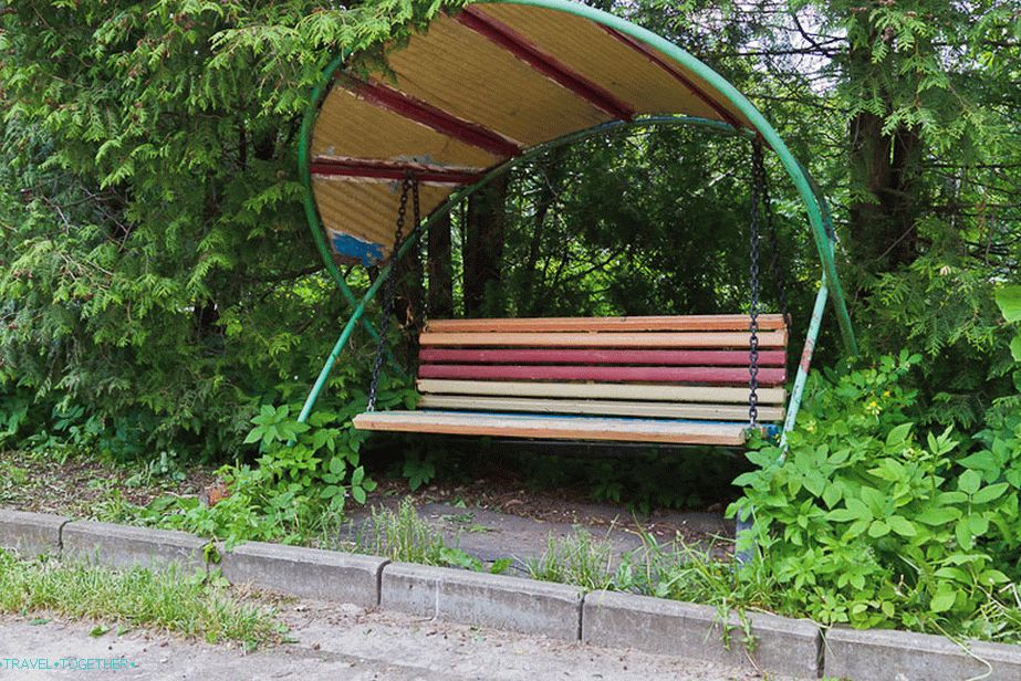 Щанд за люлка на пейките по алеите