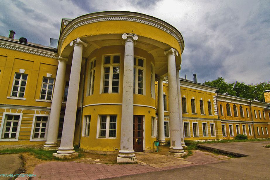 Главната къща на имението Суханово