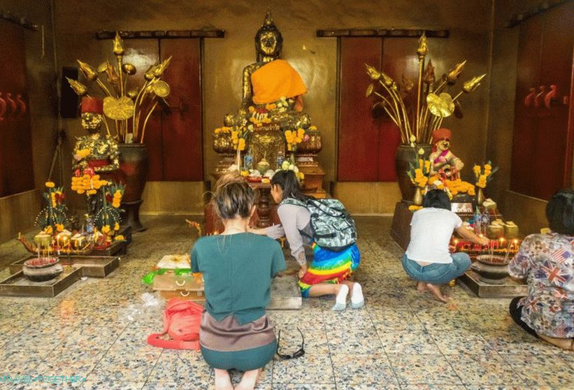 Wat Chalong в Пукет - най-популярният храм на острова