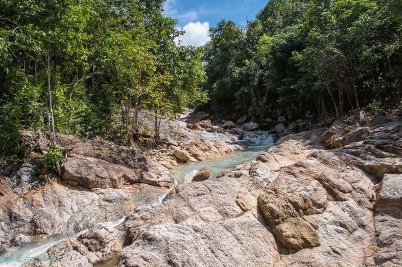 Водопадът Уанг Сай на Phangan и скучен увеселителен парк