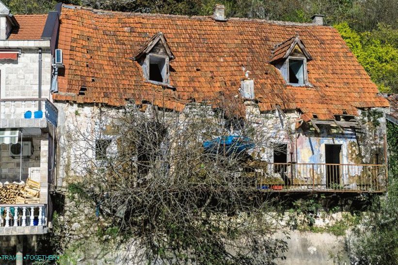 Някъде в планината има криви къщи