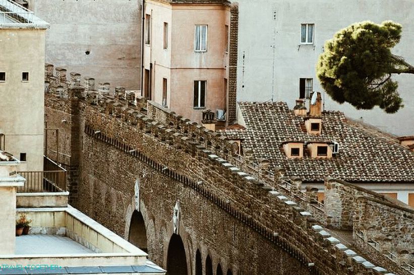 Укрепено стълбище, свързващо Ватикана и замъка