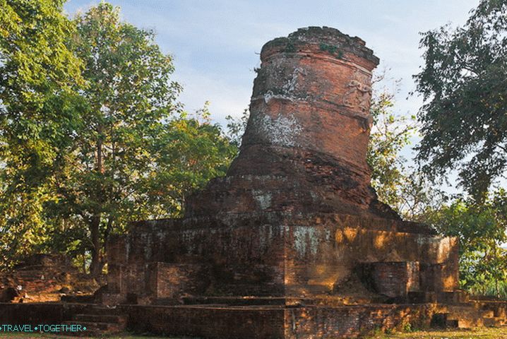 Древният Wat по пътя към Chaing Saen Lake